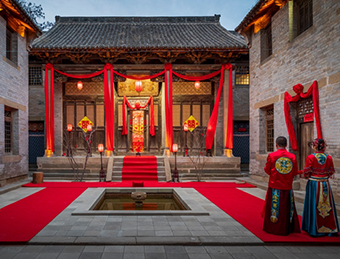 河西鎮蘇莊村位于高鐵新區附近，自古就是晉豫古官道，晉商高門大院立于其中，背靠高平八景之一“游仙曉鐘”的游仙山，面朝玉帶流觴的丹河水，南湖公園、蘇莊灣人工濕地公園點綴其間。高平市將蘇莊康養特色村作為“百村百院”的精品工程和推動高平康養產業發展破題開篇的關鍵一環，以“太行喜鎮 古韻蘇莊”為主題，開發文旅體驗區、康養民宿區、康養拓展區，打造大型活態中國傳統婚慶體驗館和特色康養文旅莊園，使蘇莊成為展示高平形象的客廳、展廳。