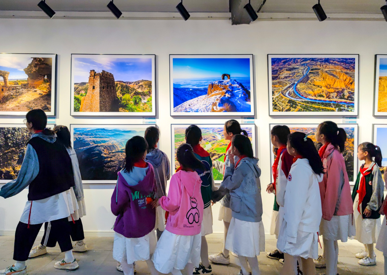 10月1日，《長城我的家》中國十五省長城·農民攝影作品聯展在山西省汾陽市“賈家莊鄉村藝術館”首展。 據介紹，本次展覽共收集到十五省長城農民攝影師優秀作品573幅，最終經過評選有19位攝影師作品入選，其中有80 歲高齡的北京順義區河南村農民王雍老先生。他們生在長城下，長在長城下，用相機記錄長城，定格家鄉長城的壯美；他們是長城的守望者、保衛者，也是文化宣傳者、代言人。 長城是中華民族的象征，凝聚著我們祖先的血汗和智慧。作品聯展的成功舉辦，將激發更多的人宣傳長城文化，保護長城。（楊曉勇）