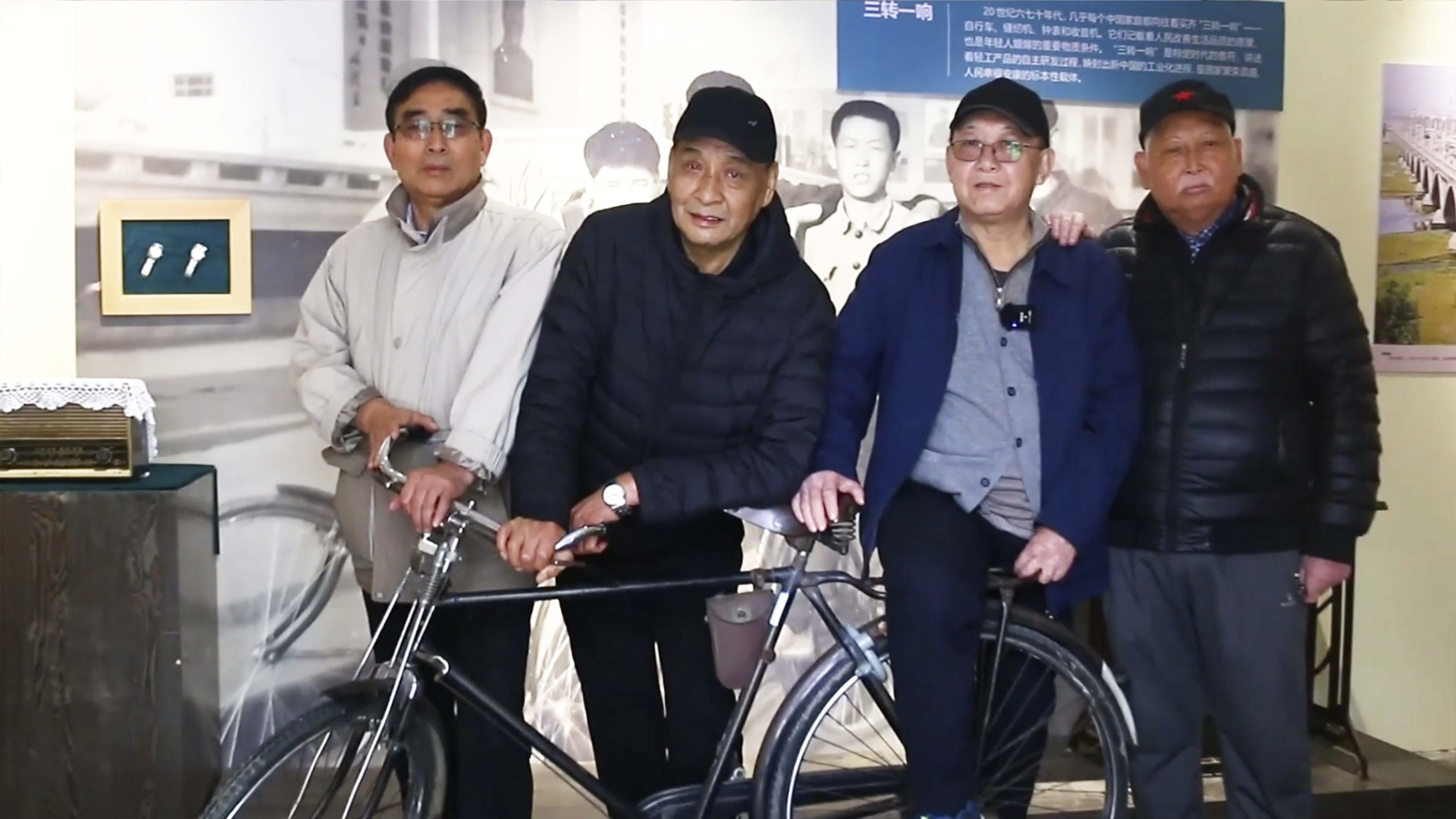 時隔52年四位老人的合影。太原日報社全媒體指揮中心供圖