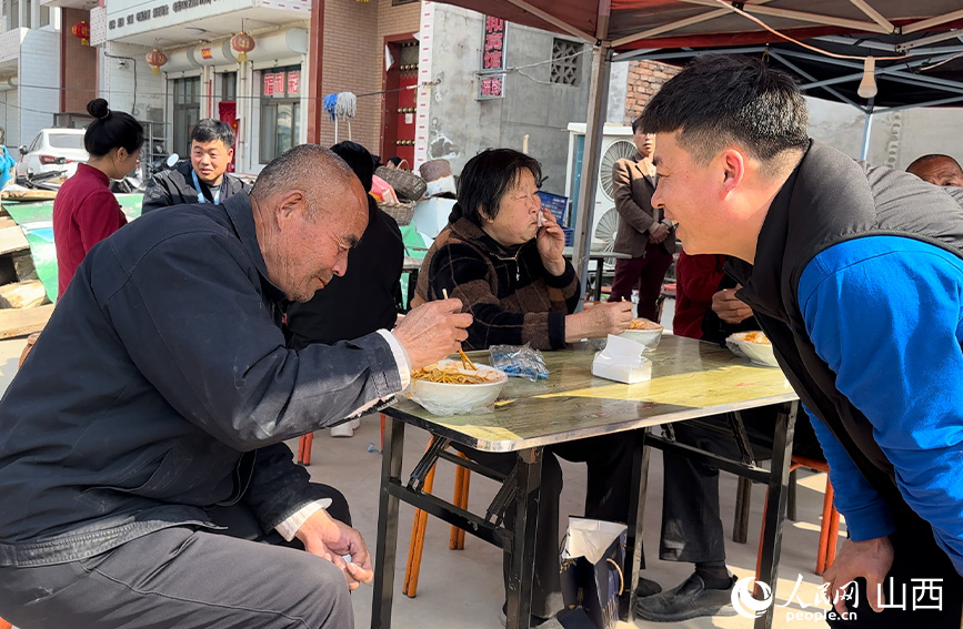 劉俊宏送面給老人品嘗。人民網 董童攝