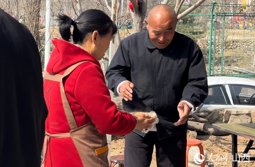 劉俊宏母親幫忙送面。人民網 董童攝