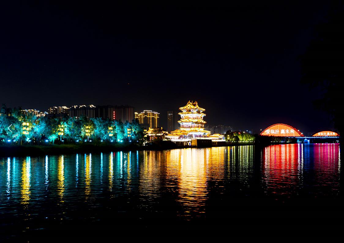  夜幕降臨，遠望萱樓，一幅色彩斑斕的立體美景。