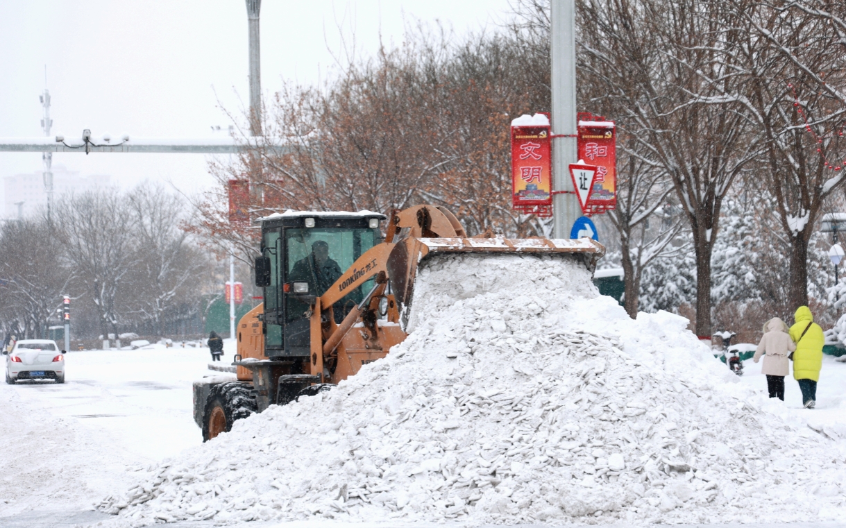 忻州市大型機械在清雪。張存良攝