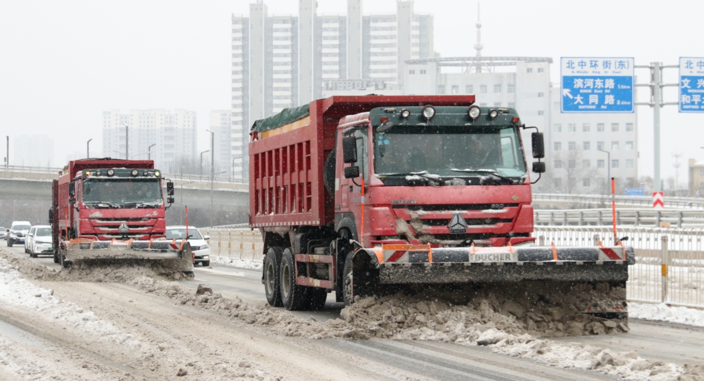 除雪撒布車在濱河路上進行清雪除冰作業。程宇軒攝