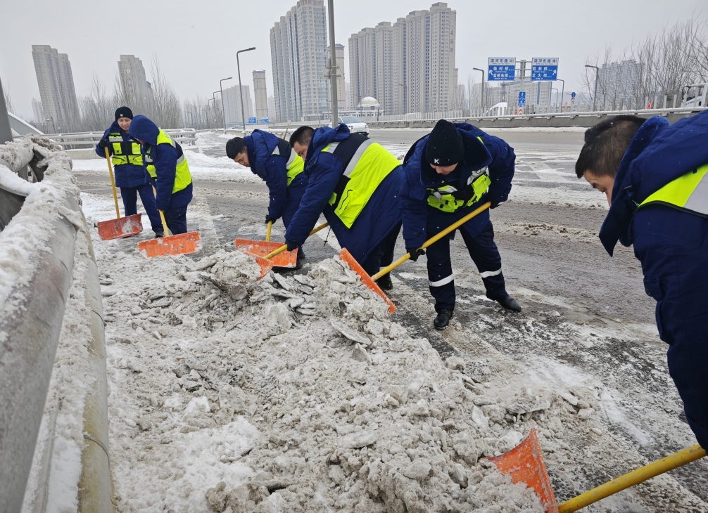 太原城管在清理積雪。太原市城鄉管理局供圖