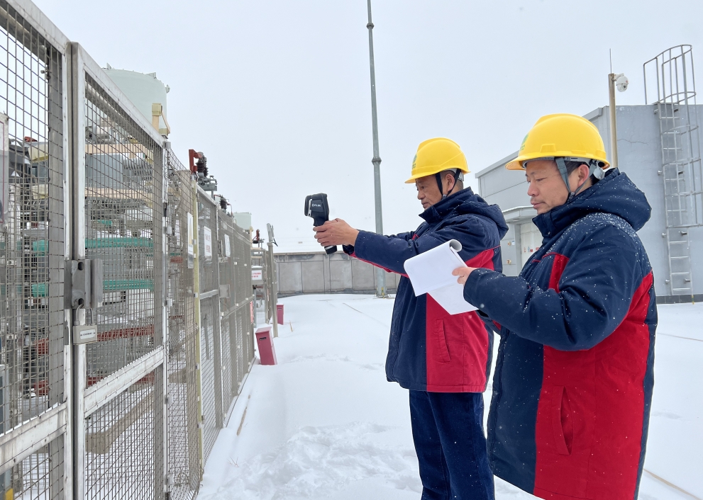 2月21日，國網晉中市太谷區供電公司變電運維班對110kV明星變電站進行巡視，掌握設備運行狀況，做好相應記錄，確保設備“零缺陷”運行。胡靜文攝