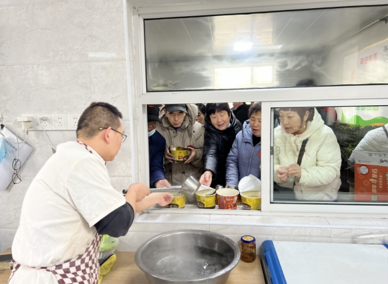 汾陽西收費站工作人員為滯留旅客提供熱水。受訪單位供圖
