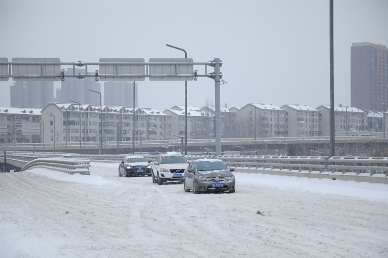 太原市遭遇強降雪，路面積雪難行。王帆 攝