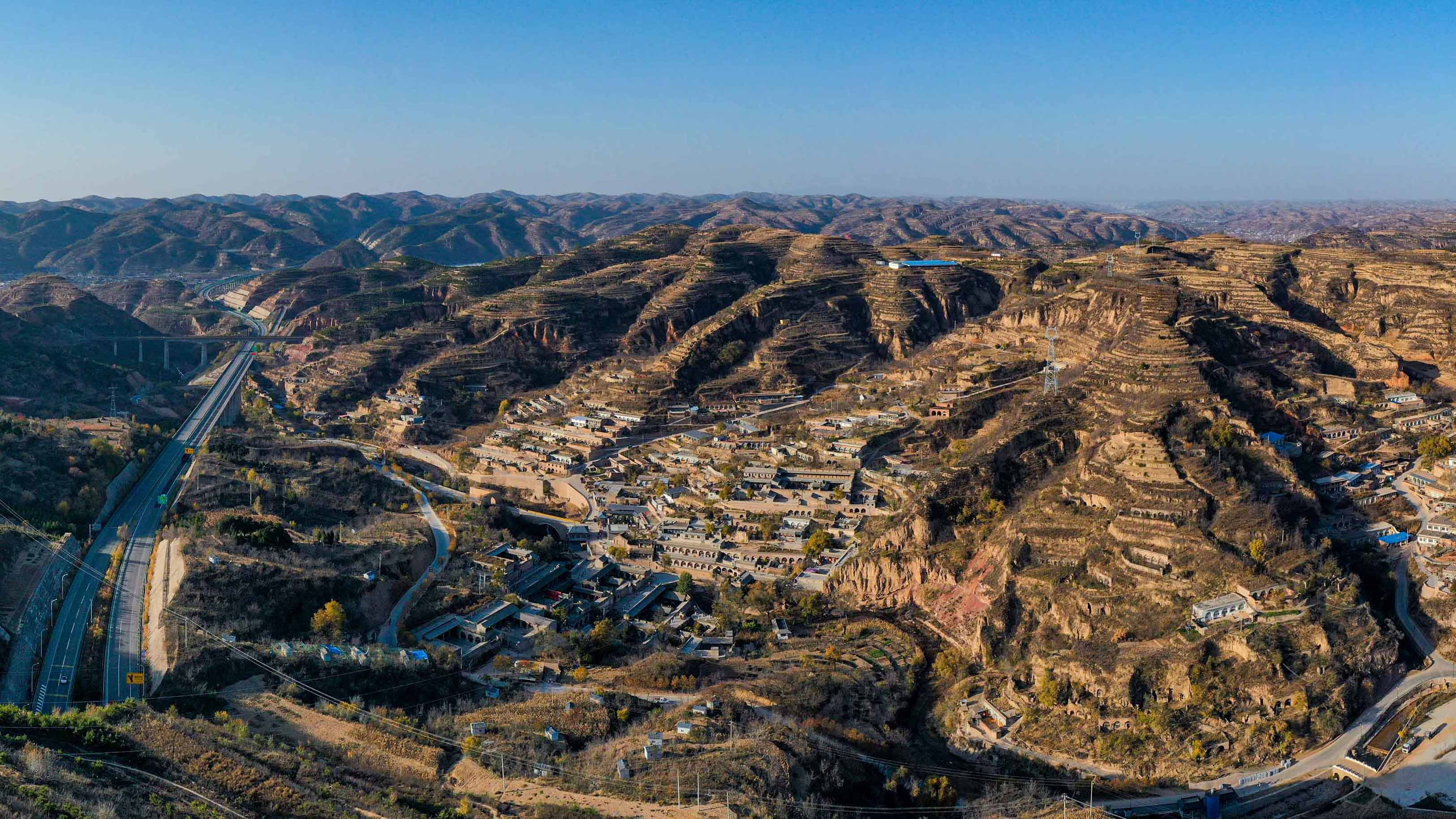 臨縣孫家溝村子四面環山，中間是盆地，18大院和32小院錯落有致地分布在溪水南北兩岸的盆地內，儼然一座“世外桃源”。