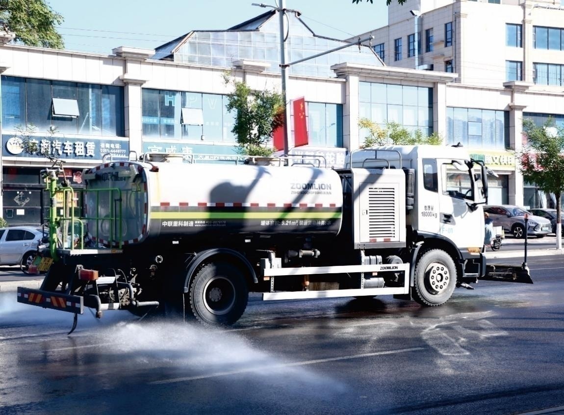 機掃車進行道路濕掃和沖洗路面。來源：太原市城鄉管理局