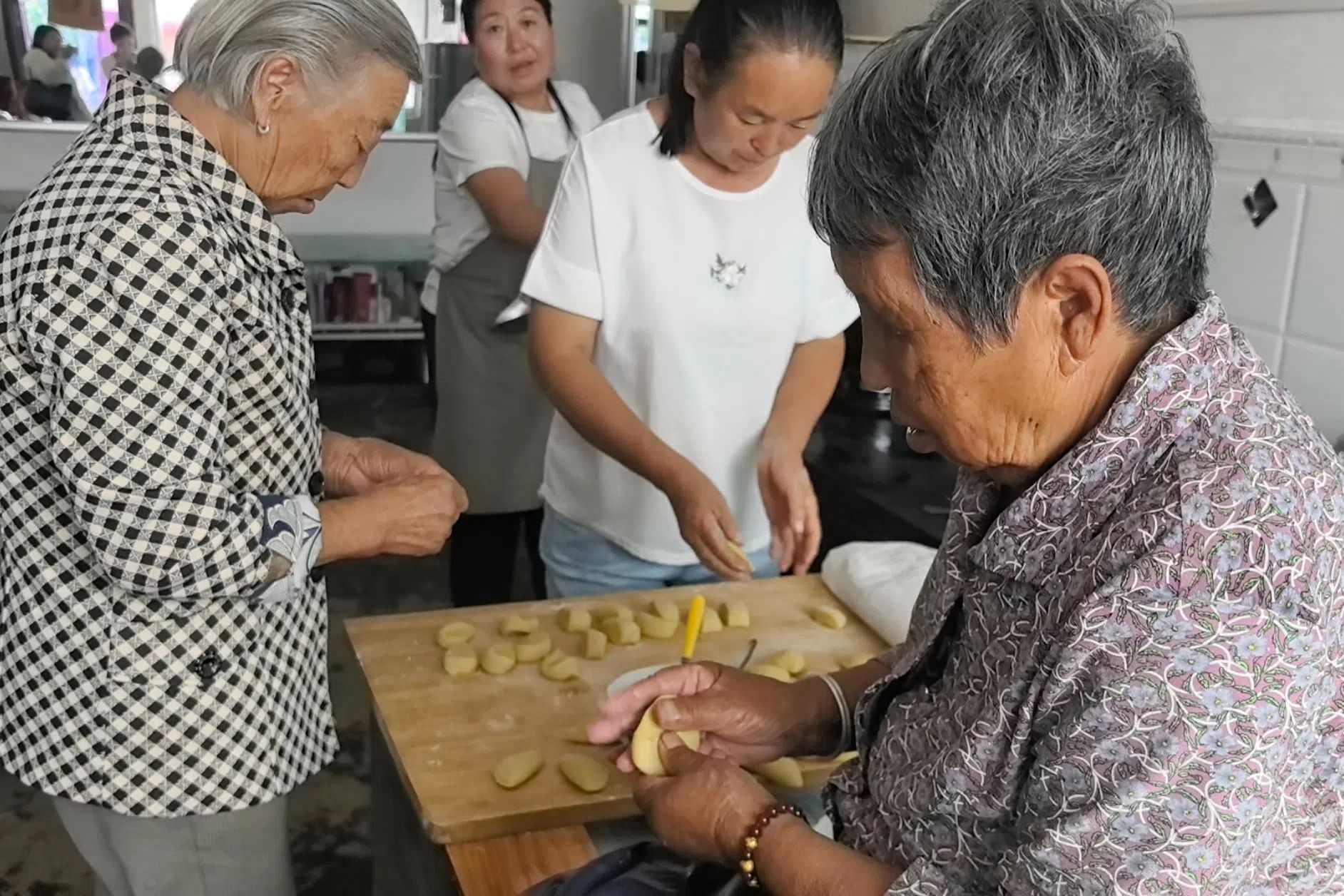 在中陽縣前岔溝村“好鄰居助老小院”，老人們聚在一起準備晚飯。人民網 王晏如攝