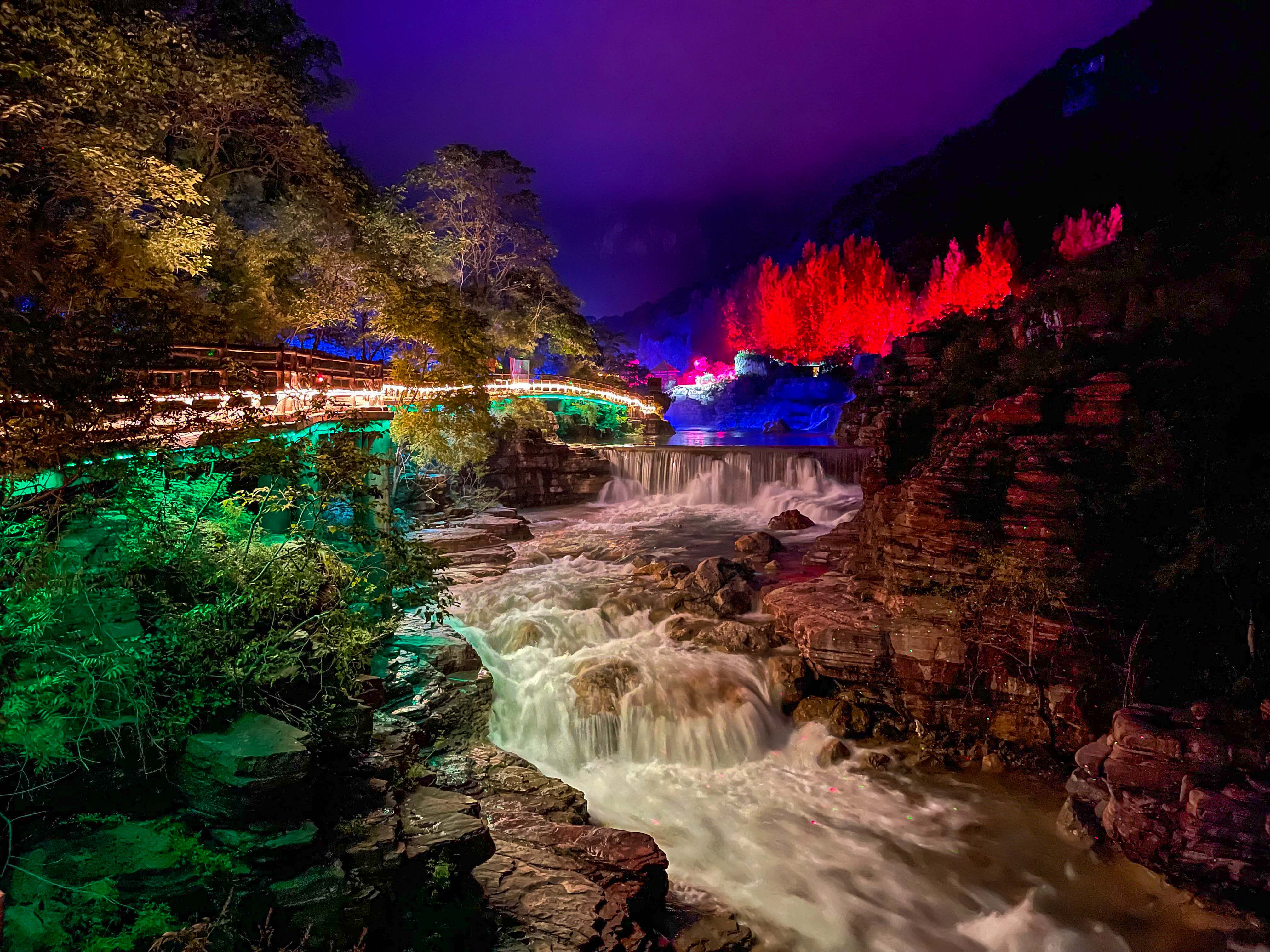 云臺山水景、山景、幻光互相交織。景區供圖