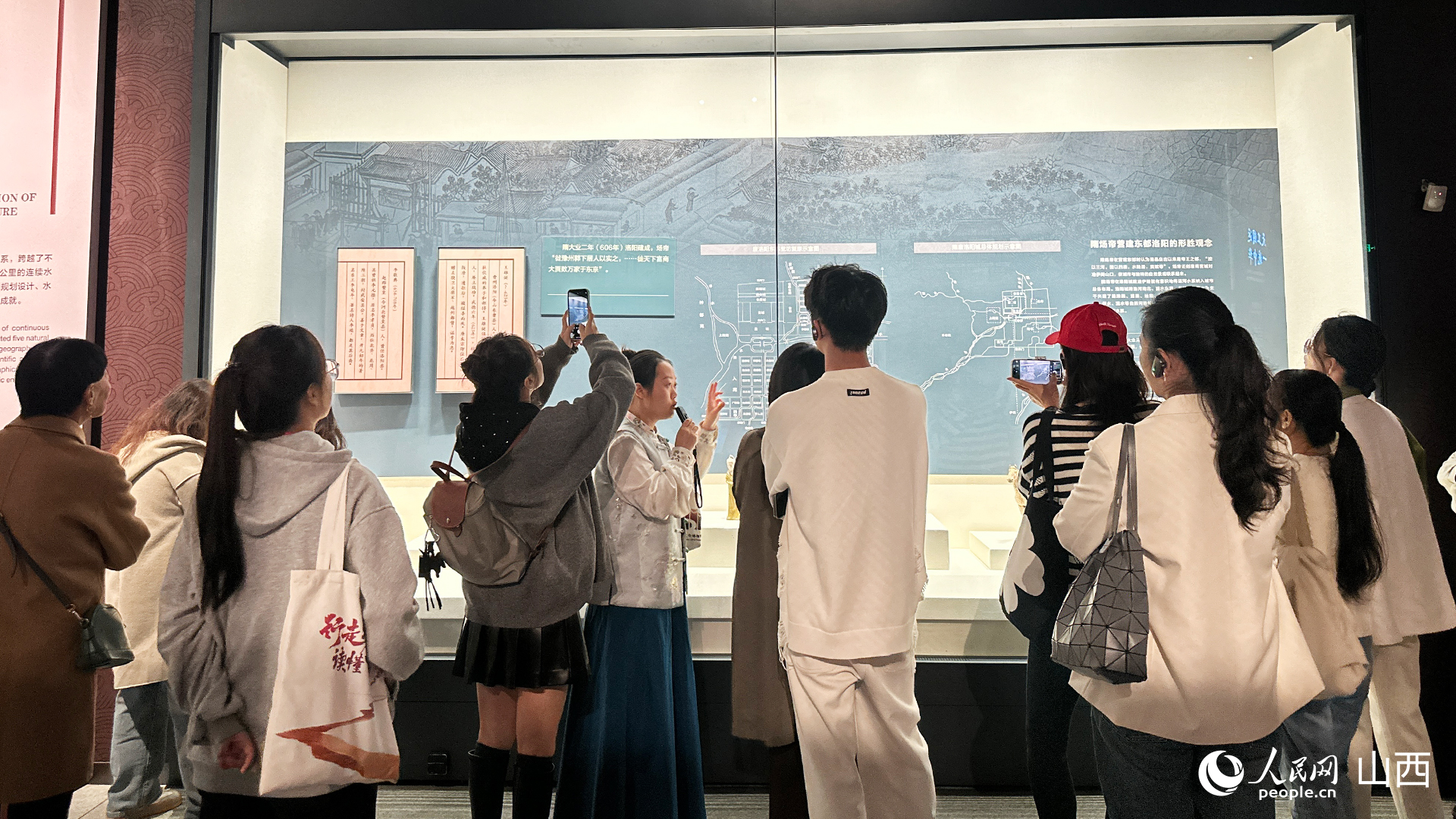 游客在隋唐大運河博物館內參觀。
