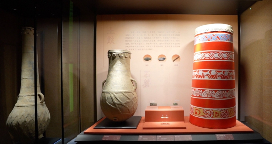 陶寺遺址出土的土鼓（展廳中為復制品）與鼉鼓（復原）。