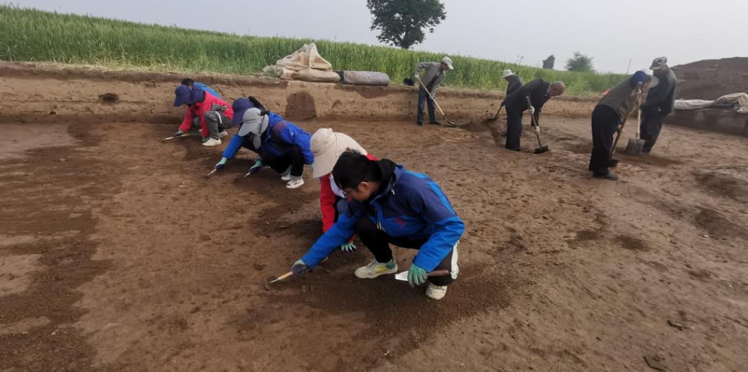 2022年春季，陶寺遺址宮城內2號夯筑基址發掘現場