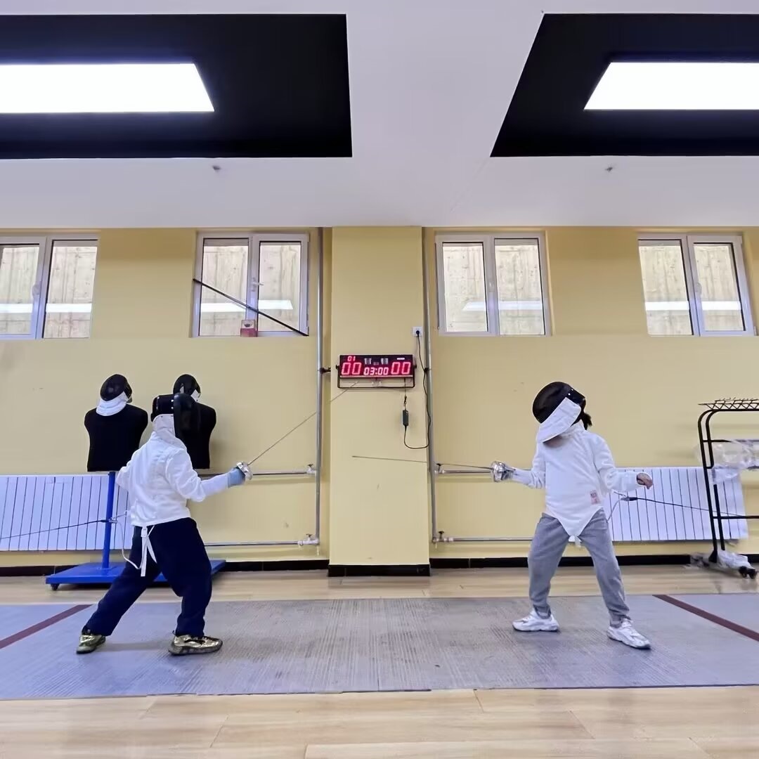 青年路小學東山校區擊劍社團的學生在上課。青年路小學教育集團供圖