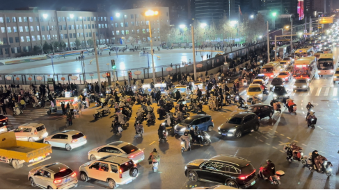 山大附小門前路口人車混行。學生離校接近尾聲，最后一波接學生的電動車正在撤離。人民網記者馬瑩攝
