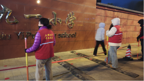 九一小學門前的“家長護學崗”。人民網記者焦搏文攝