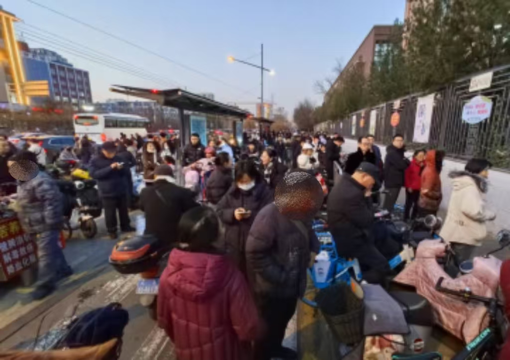 山大附小西出口外等待接學生的家長。人民網記者王晏如攝