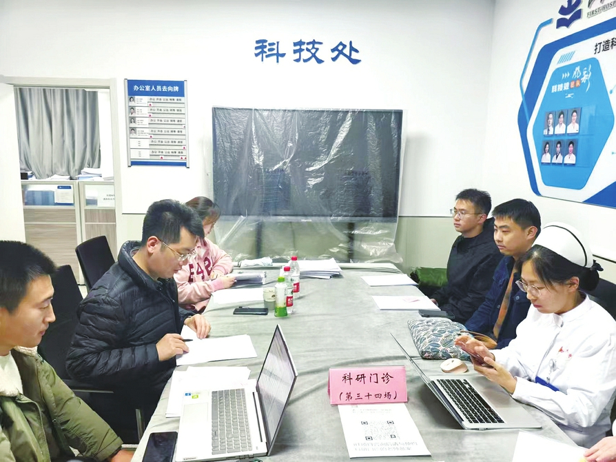 山西醫科大學第一醫院開設科研門診，邀請專家為本院科技工作者答疑解惑。