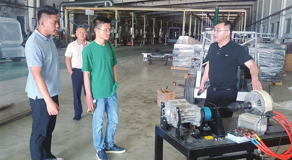 團隊成員深入企業進行調研。