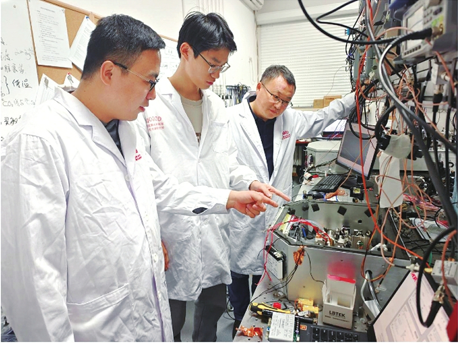 量子光學與光量子器件國家重點實驗室教師指導學生開展科研。