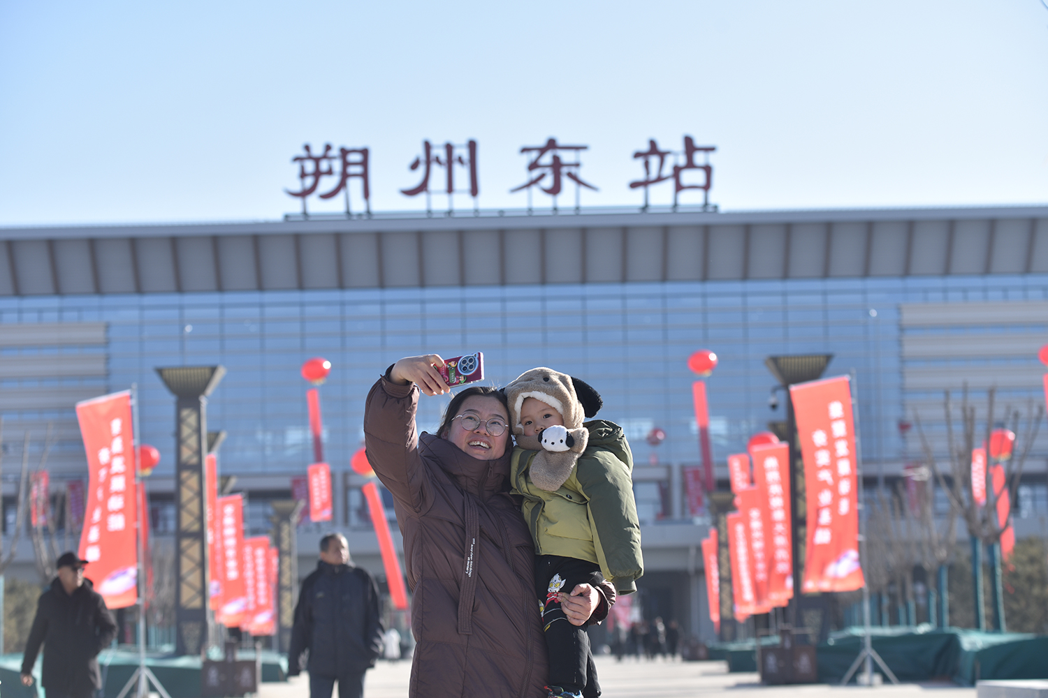 旅客在朔州東站拍照留念。張晉彤 攝