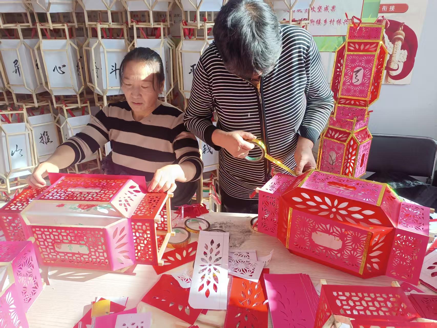 村民在村委會制作宮燈。