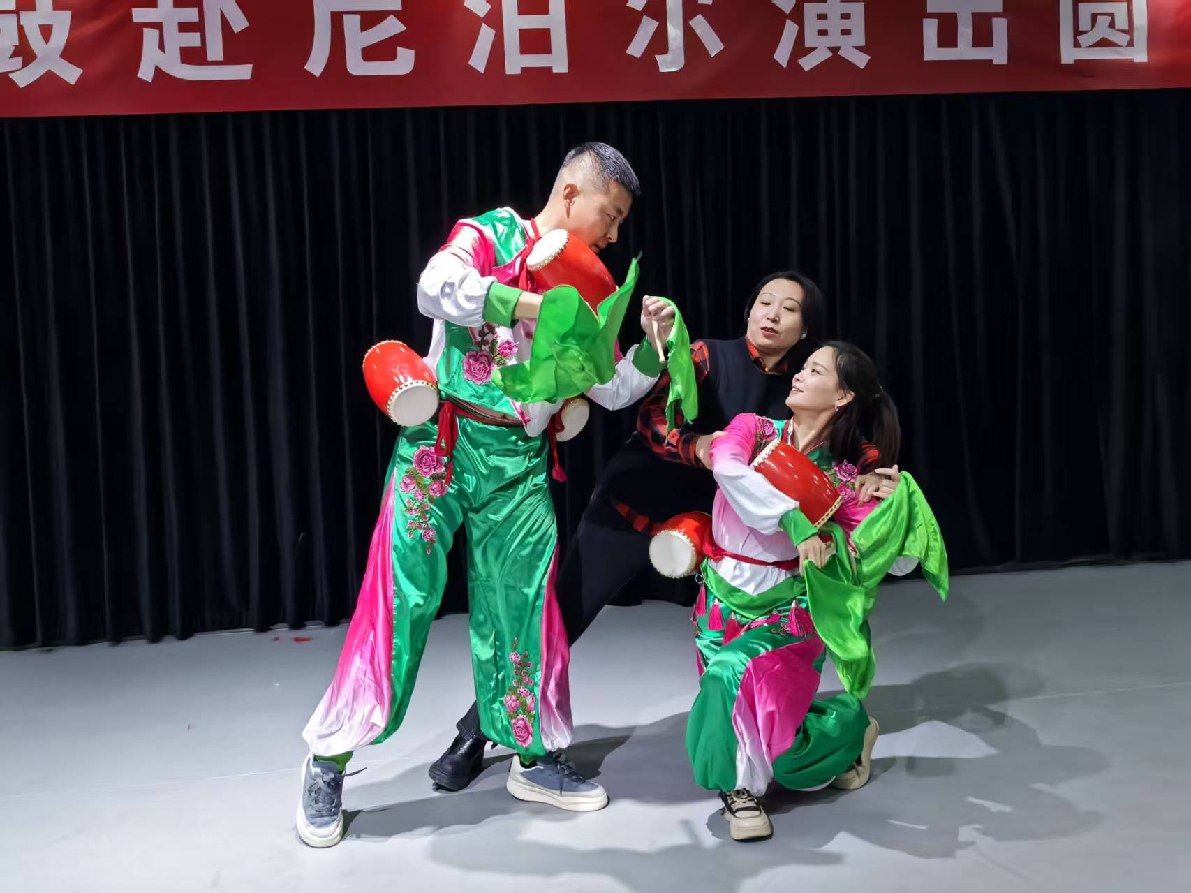 丁媛媛在指導鼓者動作。