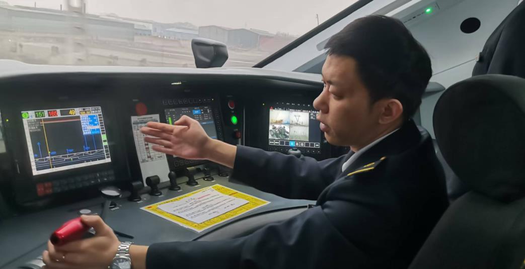 秦歡正在確認C149次列車運行中的各儀表數據。張秋生 攝