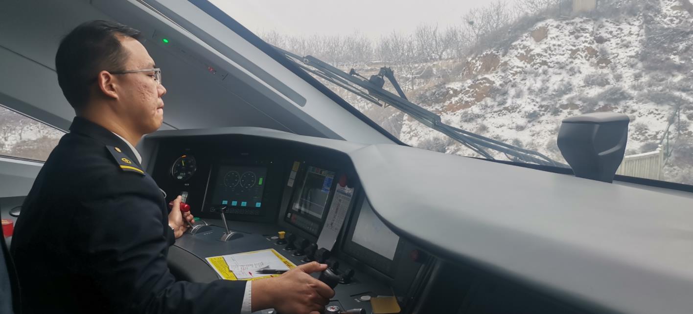 潘浩精心操縱著復興號C152次列車。張秋生 攝
