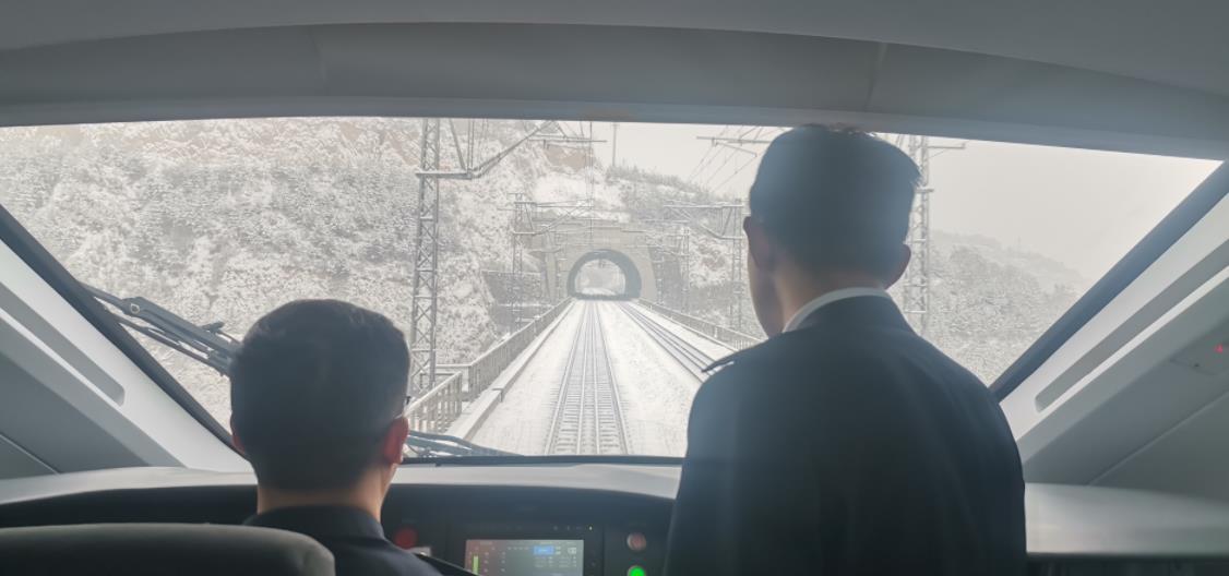 復興號冒雪在呂梁山中全速運行。