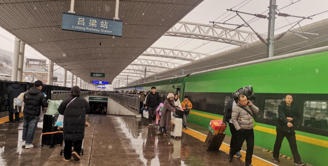 復興號C149次列車抵達呂梁站。