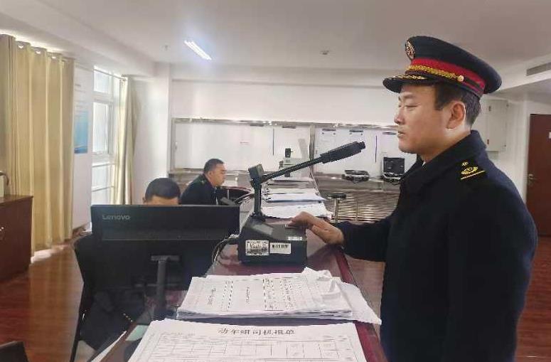 出乘前黃振山進行酒精測試。張秋生 攝