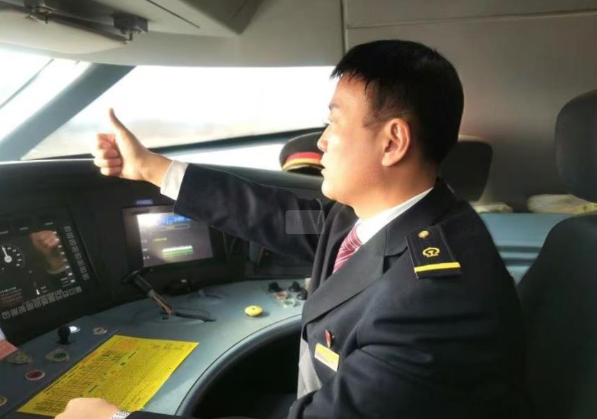 黃振山確認行車信號。