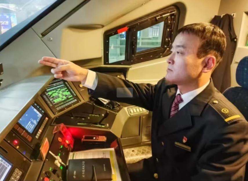 黃振山確認行車信號。張秋生 攝