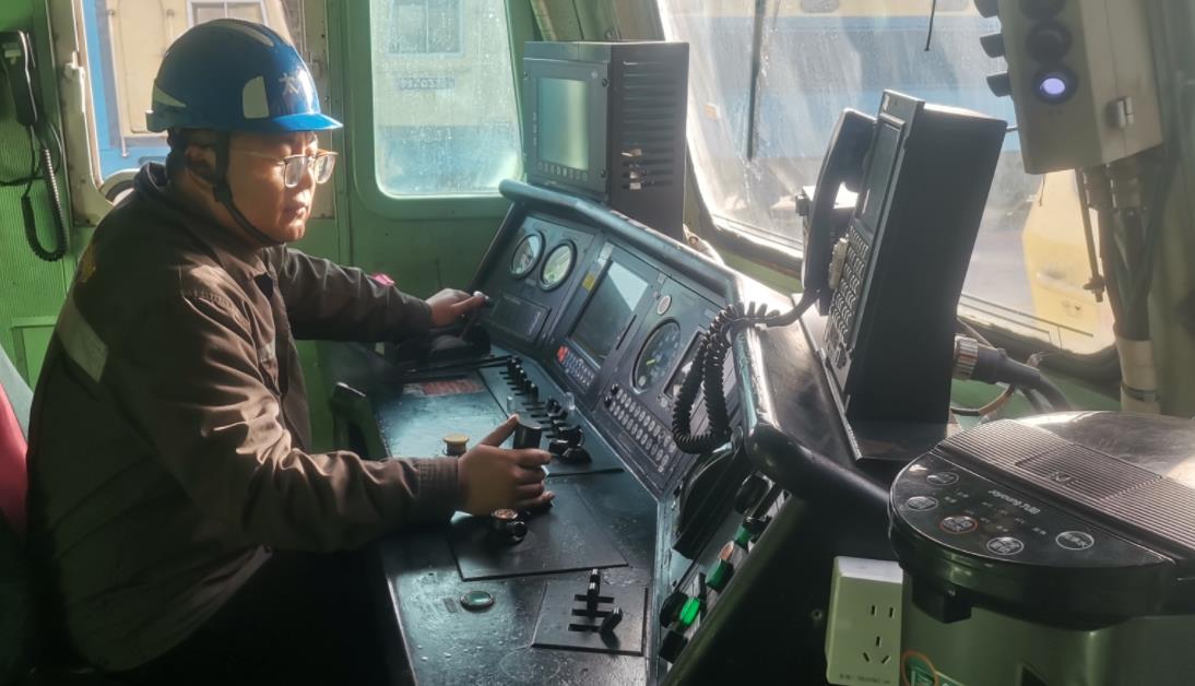 申涌增在司機室排查機車故障。張秋生 攝