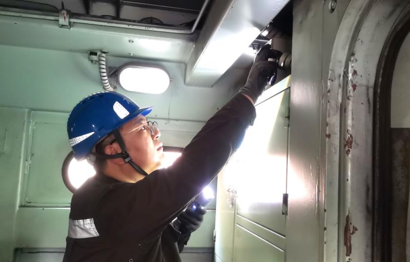 申涌增正在檢查輪軌潤滑電子控制器。張秋生 攝