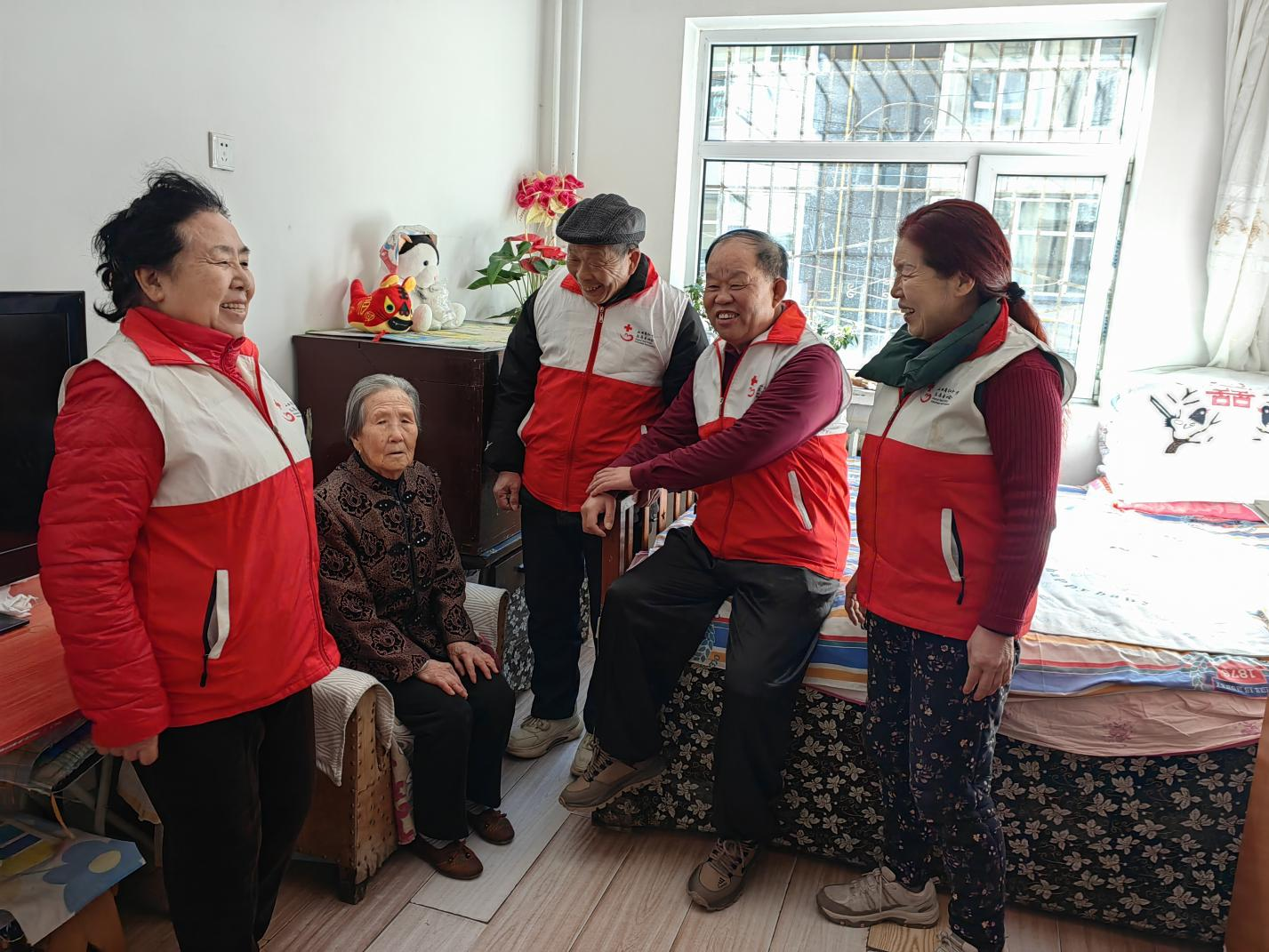志愿者們走訪慰問荔春梅老人。人民網記者 趙芳攝