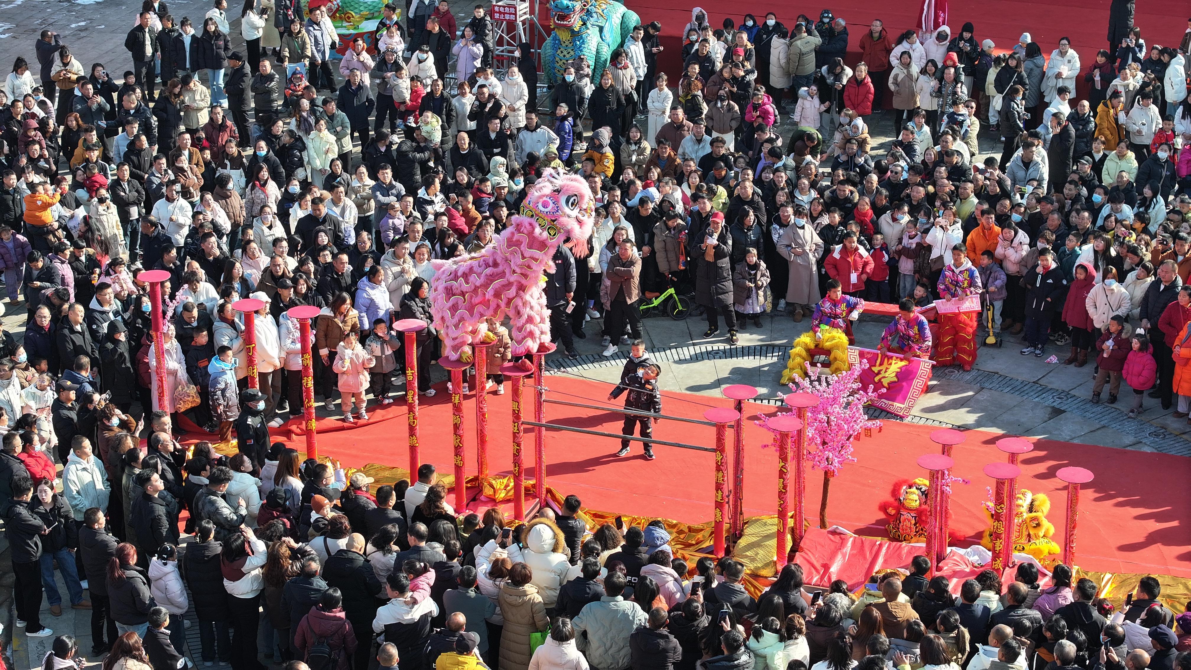 春節期間，振興小鎮各項非遺展演深受游客歡迎。