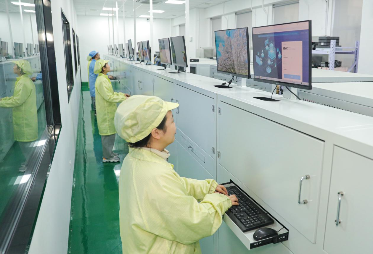 工作人員正在調試服務器。
