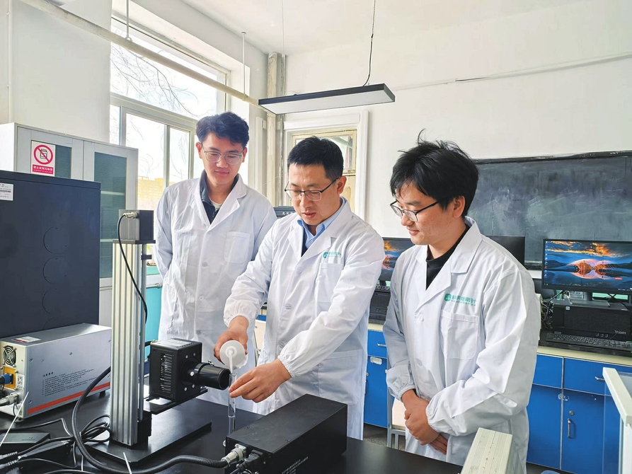 3月5日，太原理工大學化學與化工學院劉俊老師正帶著學生做實驗，主要圍繞山西省大宗煤基固廢資源化利用制備環保和建筑功能材料，展開基礎研究及產業化應用拓展。