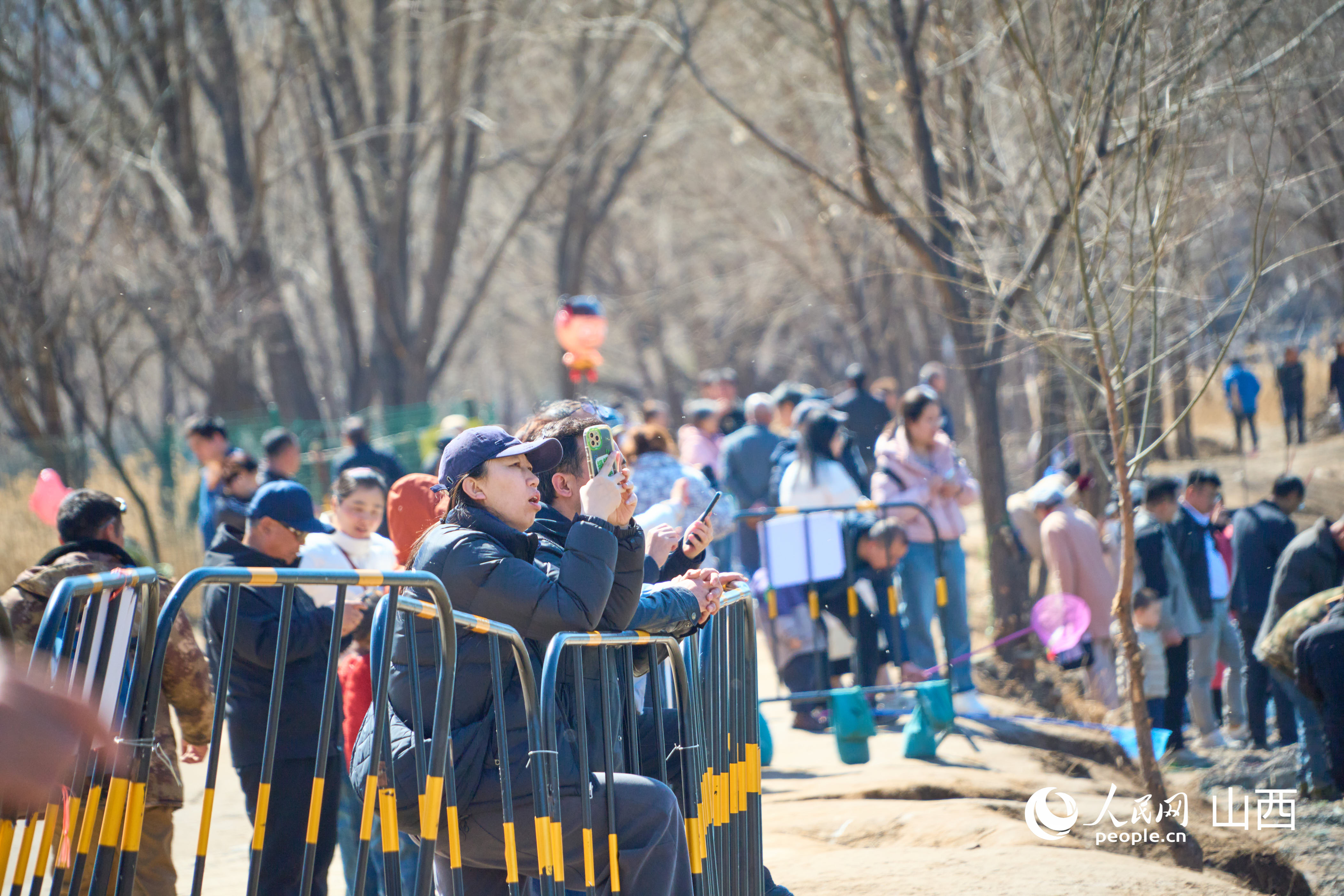 太原市民踏春觀鳥。人民網 張超寧攝