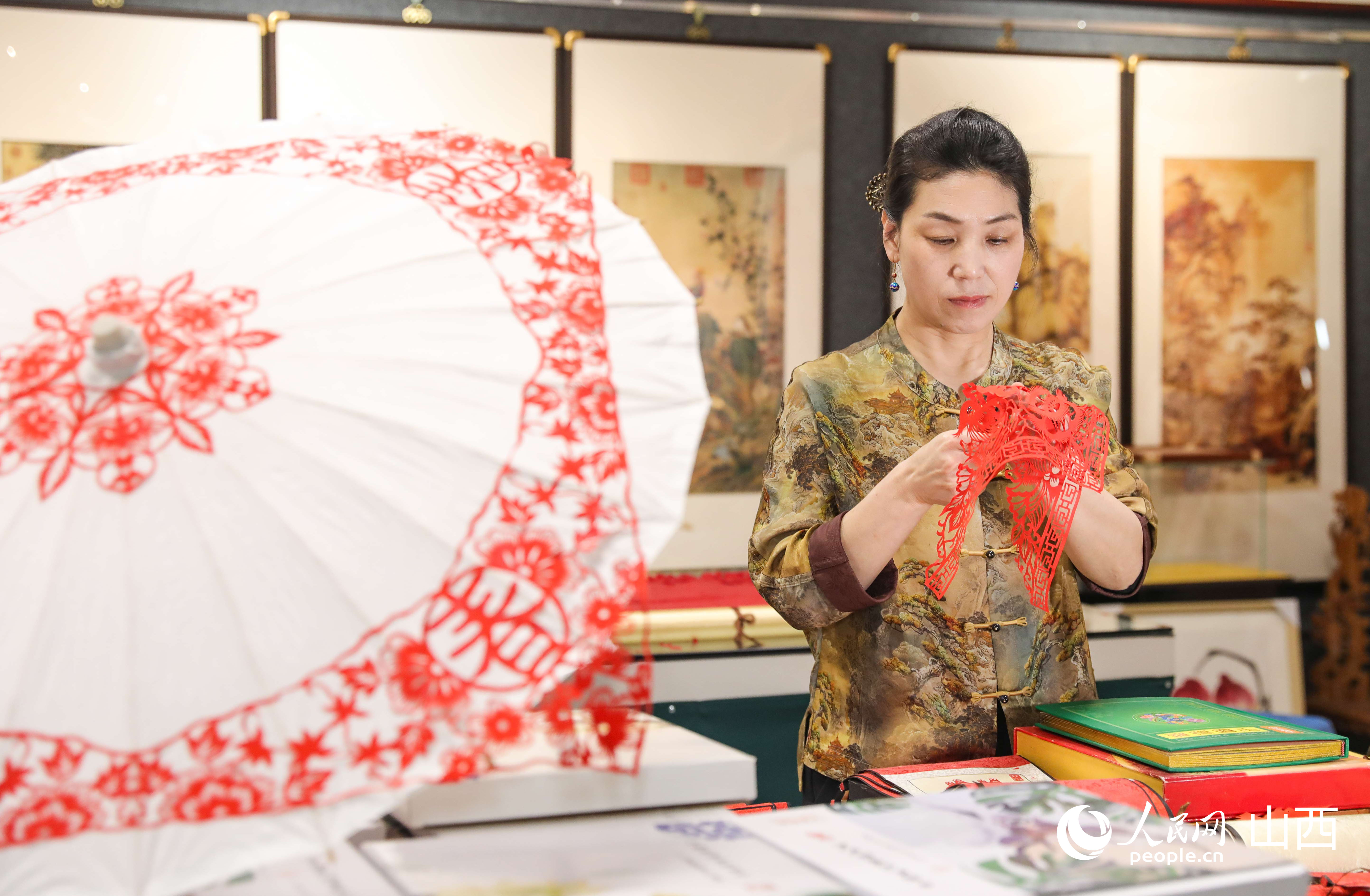 傳統剪紙裝飾好的花傘作品。