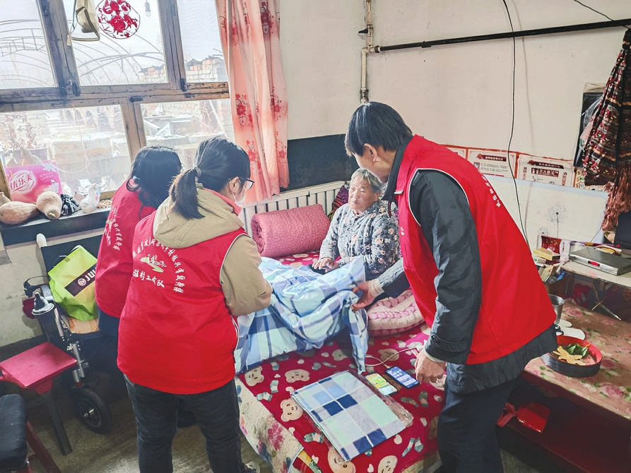 興縣自然資源局駐蔚汾鎮東關村工作隊開展春節慰問走訪活動，為監測戶送棉衣棉被。 本欄圖片由呂梁市委組織部提供
