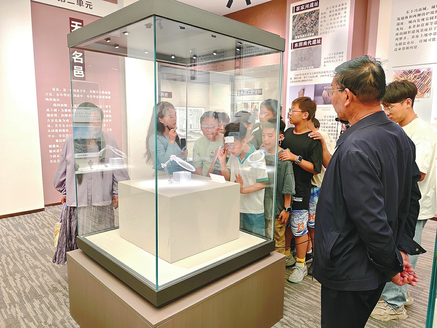 4月24日，學生與游客相聚于夏縣夏都體育中心文物展廳，共同參與“閱讀+博物館”主題活動，沉浸式感受文化交融的獨特魅力。周明飛攝