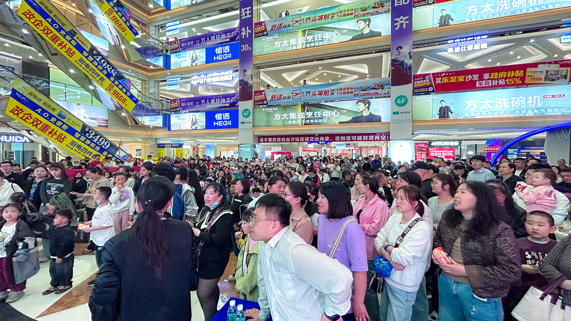 山西省長治市春季家裝煥新消費季居然店活動現場。楊偉攝