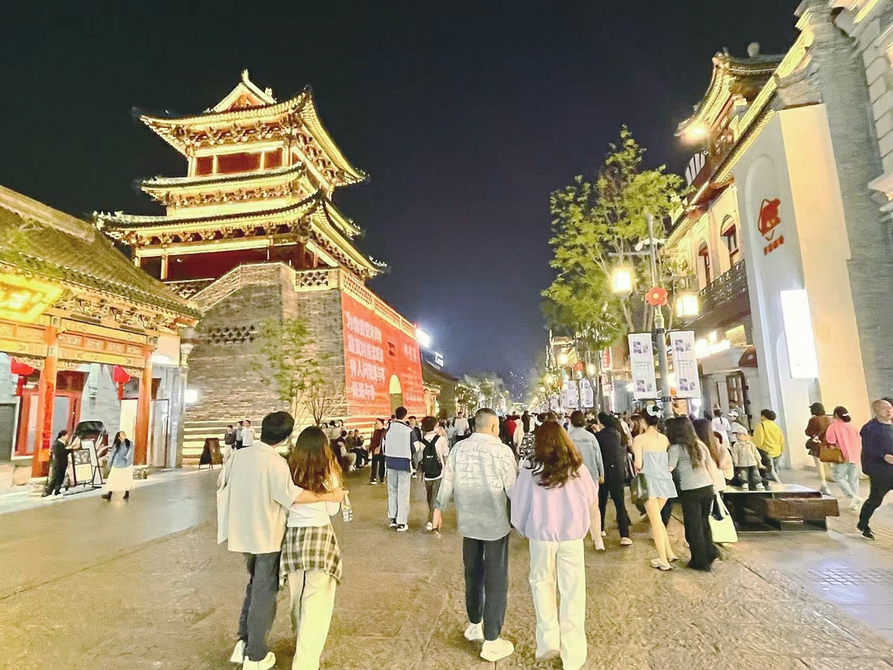 入夜的鐘樓街人流熙攘。