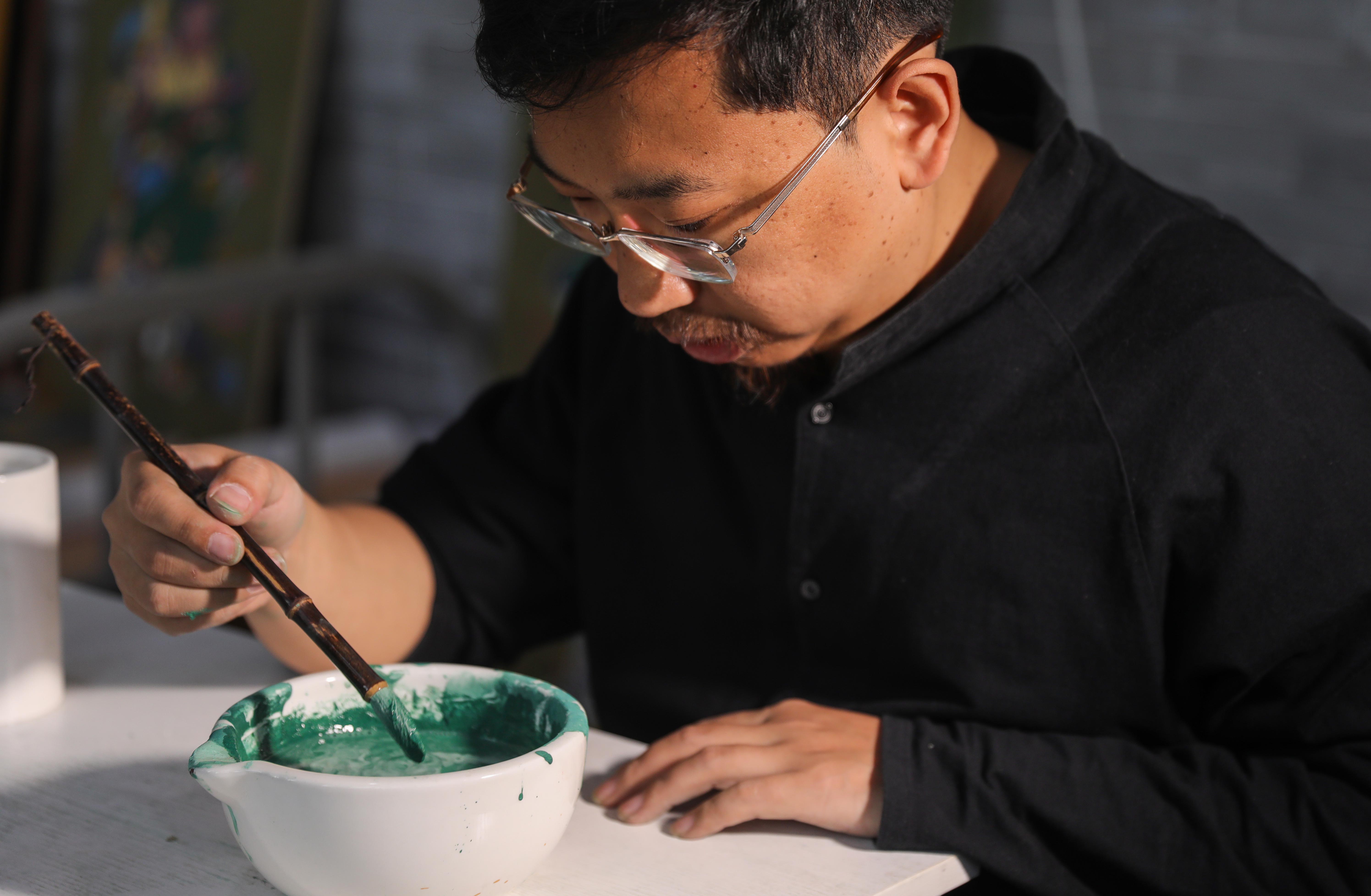 劉子群在手工制作礦物顏料。王帆 攝