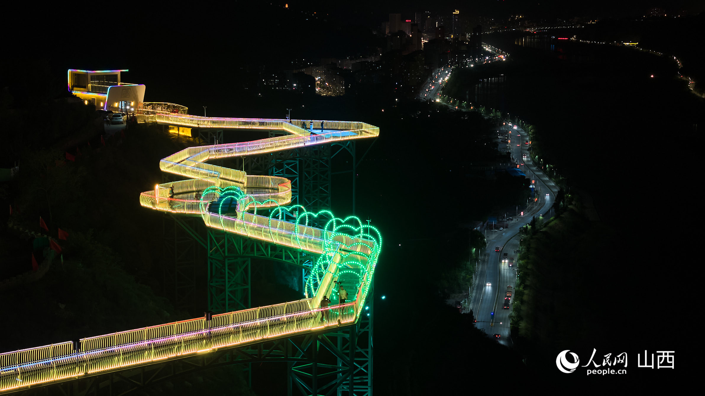 黃河岸邊，玻璃棧道項目建成運營。